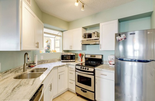 Ocean Side Village Condominio | Walk to Beach: 1st-Floor Unit w/Pool in Melbourne