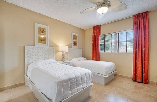 Barrier Island Complejo | Walk to Beach and Strip- 2 bedrooms, and WiFi in Fort Lauderdale