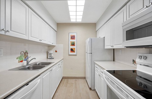 Barrier Island Complejo | Walk to Beach and Strip- 2 bedrooms, and WiFi in Fort Lauderdale