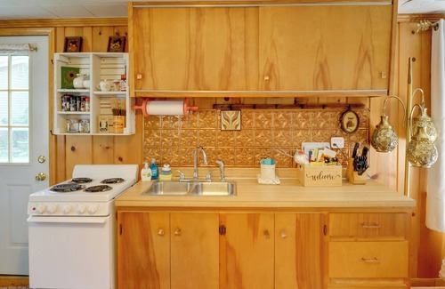 Port Austin Apartamento | Walk to Beach Access! Chic Port Austin Studio