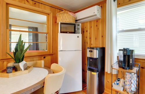 Port Austin Apartamento | Walk to Beach Access! Chic Port Austin Studio