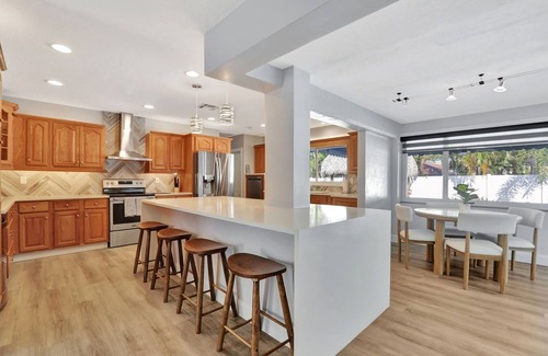 The Cove Casa | Walk to Beach and Restaurants 4 Bedroom Home with Pool Deerfield Boca Raton