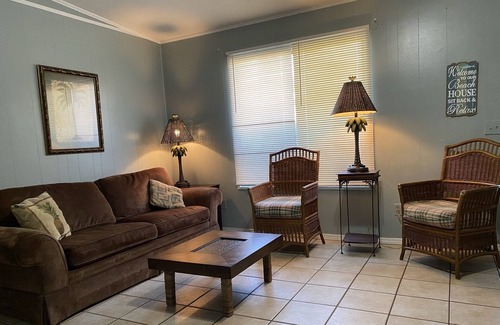 Biltmore Beach Cabaña | Walk to Beach Budget Friendly Cottage for 7+, Small Pet Reqs Apprvl & Fee
