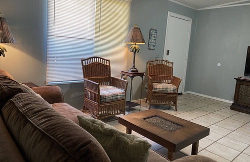 Biltmore Beach Cabaña | Walk to Beach Budget Friendly Cottage for 7+, Small Pet Reqs Apprvl & Fee