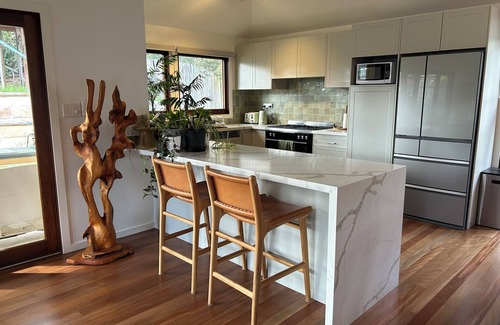 Bateau Bay Casa | Walk to beach, cafes, national parks from chic coastal retreat