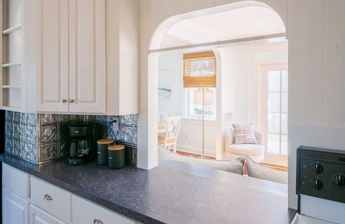 Newport East Casa | WALK to BEACH/CLIFF WALK! FANTASTIC Location! Newport so close! Pets OK! Deck!