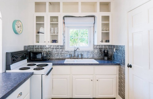 Newport East Casa | WALK to BEACH/CLIFF WALK! FANTASTIC Location! Newport so close! Pets OK! Deck!