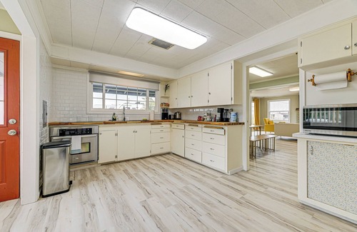 Smith River Casa | Walk to Beach: Cozy Home w/Deck in Smith River!