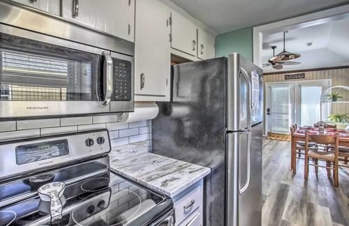 Myrtle Beach Cabaña | ¡NUEVO! Coastal Cottage Getaway - ¡Camina hasta la playa!