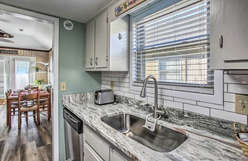 Myrtle Beach Cabaña | ¡NUEVO! Coastal Cottage Getaway - ¡Camina hasta la playa!