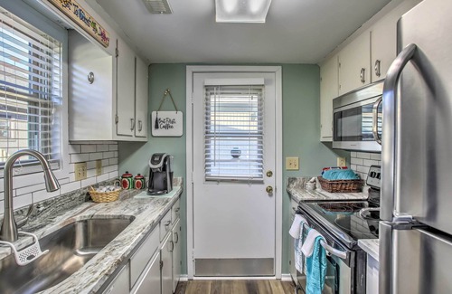 Myrtle Beach Cabaña | ¡NUEVO! Coastal Cottage Getaway - ¡Camina hasta la playa!