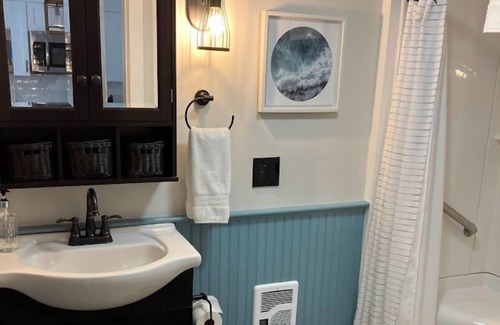 Portsmouth Casa | Walk to beach from newly remodeled modern and cozy beach cottage