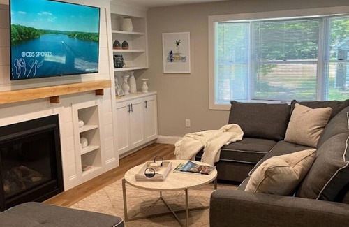 Portsmouth Casa | Walk to beach from newly remodeled modern and cozy beach cottage