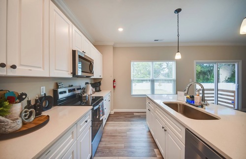 East Ocean View Casa | Walk to Beach: Group Getaway in Coastal Virginia