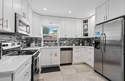 Bel Air Casa | Walk to Beach | Heated Pool | Sleeps 10
