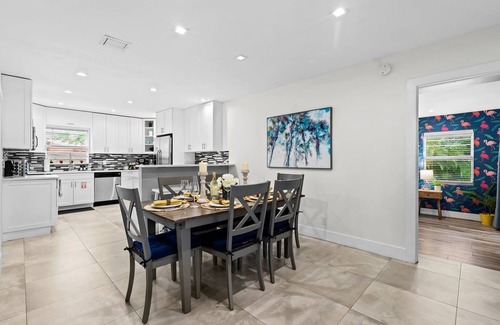 Bel Air Casa | Walk to Beach | Heated Pool | Golf Cart | Sleeps 10 | Accessible