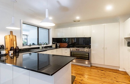 Pearl Beach Casa | Walk to beach, hot tub & firepit
