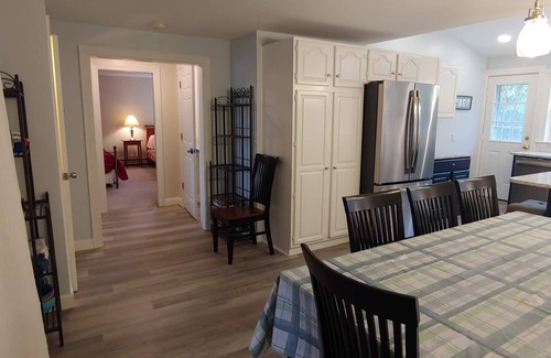 Newport East Casa | 6BD / 3BA con 2 espacios de vida separados. A pie de playa, increíble terraza en la azotea, cerca de twn