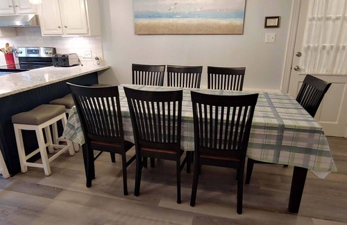 Newport East Casa | 6BD / 3BA con 2 espacios de vida separados. A pie de playa, increíble terraza en la azotea, cerca de twn