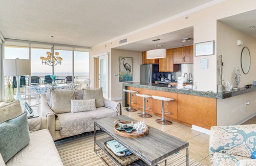 Biloxi Condominio | Walk to Beach: Luxury Biloxi Condo w/ Pool Access!