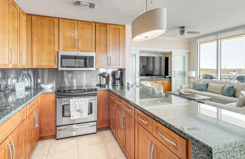 Biloxi Condominio | Walk to Beach: Luxury Biloxi Condo w/ Pool Access!
