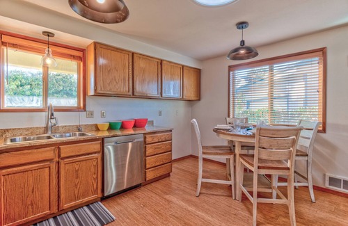 Bandon Casa | Walk to Beach or Town from Quiet and Cozy Cottage
