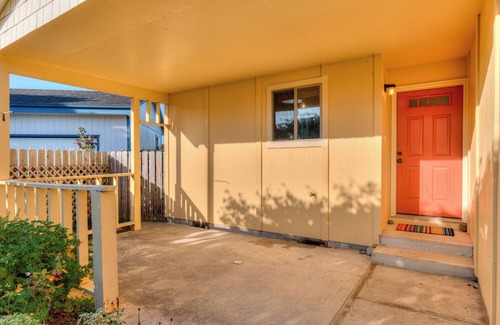 Bandon Casa | Walk to Beach or Town from Quiet and Cozy Cottage