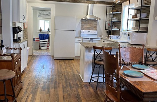 Gulfport Cabaña | Walk to beach, pier, casino from historic charming cottage and pet friendly!