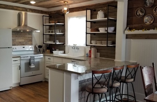 Gulfport Cabaña | Walk to beach, pier, casino from historic charming cottage and pet friendly!