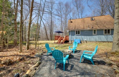 Pocono Lake Casa | Walk to Beach Pocono Lake Cabin with Pool Access!