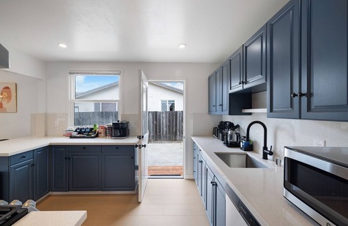 Linda Mar Casa | Walk to Beach -3 beds- 1 bath- Safe Town Remodeled Modern House I 20 min to SFO
