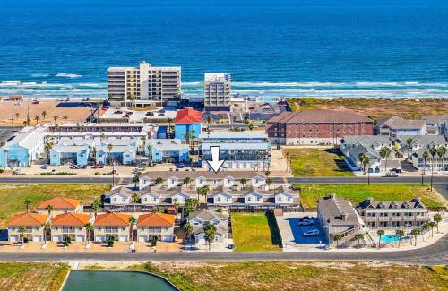 Corpus Christi Casa | Walk to Beach Shared Pool & Grill Dog Friendly