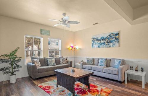 Corpus Christi Casa | Walk to Beach Shared Pool & Grill Dog Friendly