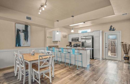 Corpus Christi Casa | Walk to Beach Shared Pool & Grill Dog Friendly