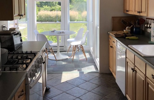 Southold Casa | Walk to beach! Simple Cottage Bliss. Peaceful & Private.