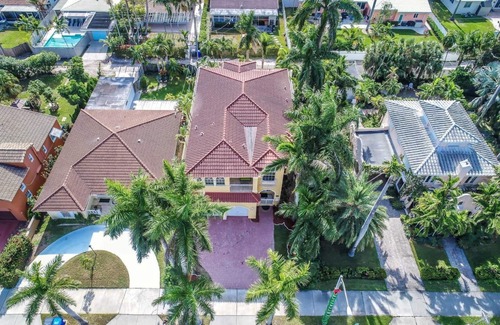 Hollywood Lakes Cabaña | Walk to Beach Spacious Estate with Hot Tub & Game Room