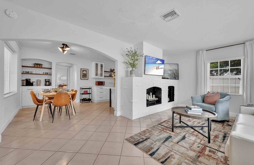 Lauderdale Beach Casa | Walk to beach / two cottages / swimming pool / hot tub / Surf and Sand / RESlDENCES