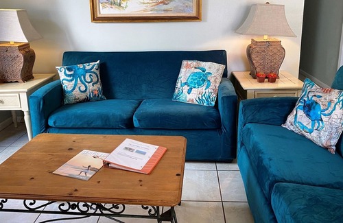 Holiday Beach Cabaña | Walk to Beach, Sleeps 8, Pvt Cottage on East End of PCB