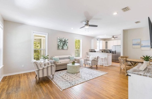 Gulfview Heights Casa | WALK TO BEACH| DOG FRIENDLY| BIG FENCED YARD| SLEEPS 8| 3 BR/2BA| UPDATED