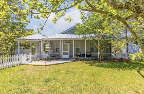 Gulfview Heights Casa | WALK TO BEACH| DOG FRIENDLY| BIG FENCED YARD| SLEEPS 8| 3 BR/2BA| UPDATED