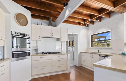 Emerald Beach Casa | Walk to Beach, Views, Large Outdoor Fire pit, Pet-Friendly