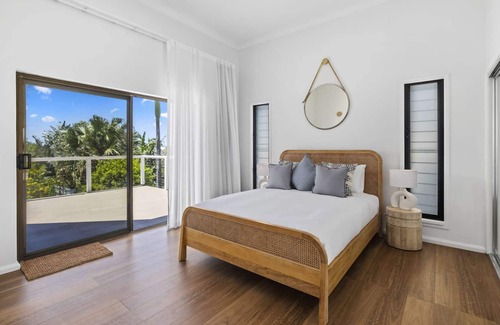 Emerald Beach Casa | Walk to Beach, Views, Large Outdoor Fire pit, Pet-Friendly