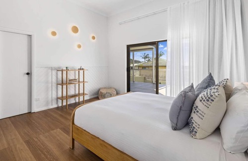 Emerald Beach Casa | Walk to Beach, Views, Large Outdoor Fire pit, Pet-Friendly
