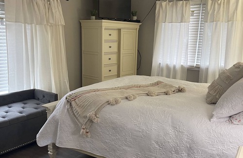 Quioque Cabaña | Walk to beautiful Westhampton Beach town restaurants and shops 2 room Suite.
