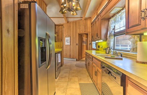 Gouldsboro Cabina | ¡NUEVO! Casa de familia con terraza, a pie de Big Bass Lake!