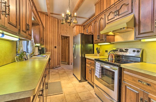 Gouldsboro Cabina | ¡NUEVO! Casa de familia con terraza, a pie de Big Bass Lake!