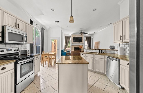 Oak Cliff Casa | Walk to Bishop Arts | Big Back Yard | Dog Friendly