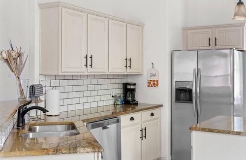 Oak Cliff Casa | Walk to Bishop Arts | Big Back Yard | Dog Friendly