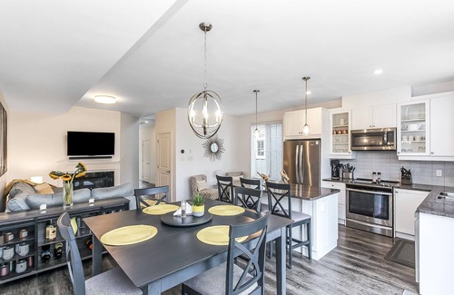 The Blue Mountains Casa | Walk to Blue Mountain Village & Bike to Downtown / Main Street. Community Pool.