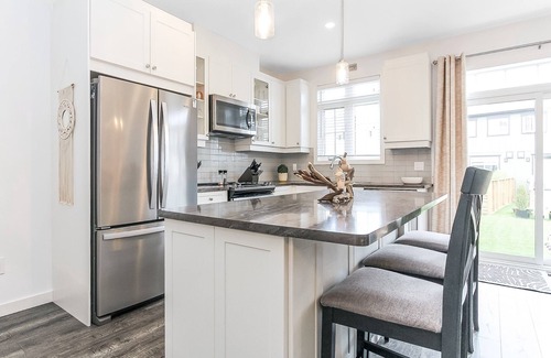 The Blue Mountains Casa | Walk to Blue Mountain Village & Bike to Downtown / Main Street. Community Pool.